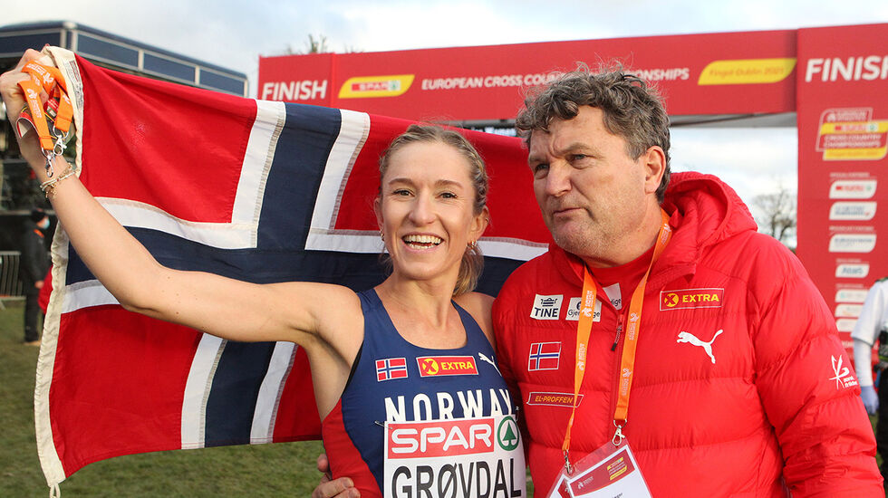 Karoline Bjerkeli Grøvdal og trener Knut Jæger Hansen har hatt et suksessfullt samarbeid gjennom mange år. Her er duoen etter EM-gull i terrengløp 2021. ( Foto: Kjell Vigestad)