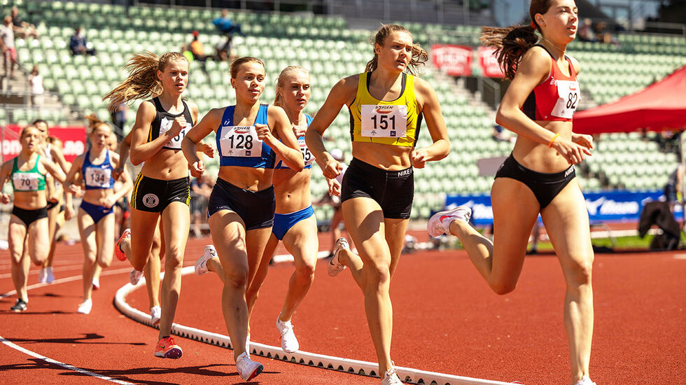 Amanda Marie Grefstad Frøynes (151) angrer ikke på valget om å bli 800-meterløper. Her ligger hun i rygg på Sara Busic, IL Skjalg på Bislett under Boysen Memorial i fjor. (Foto: Samuel Hafsahl)