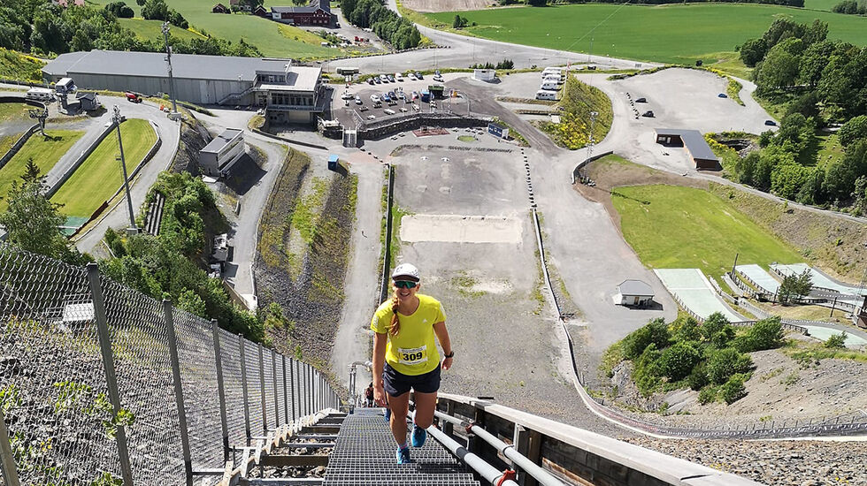 Tina Paasche på vei opp de 1078 trappetrinnene på en av rundene. (Foto: Arrangøren)