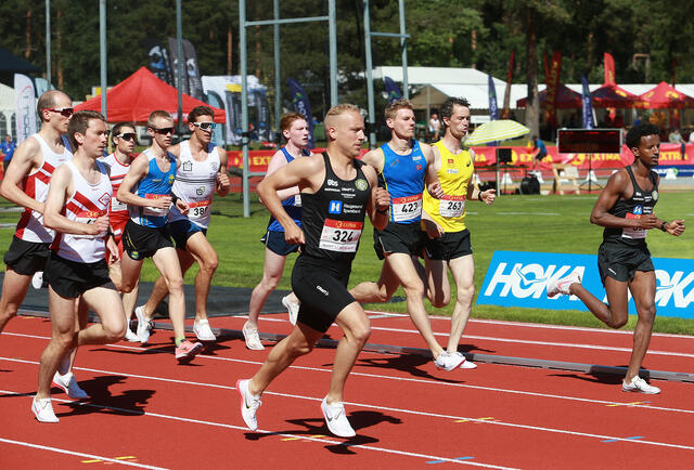 Start for B-heatet: Tedros Haile fra Haugesund er i tet. (Foto: Kjell Vigestad)