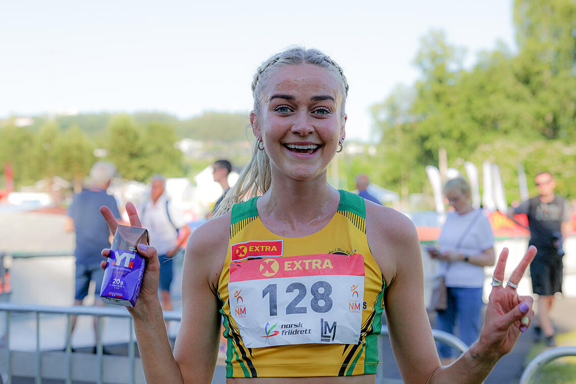 Amalie Sæten var strålende fornøyd med NM-gull på 5000 meter. Om en time skal hun løpe forsøk på 1500 meter. (Foto: Arne Dag Myking)