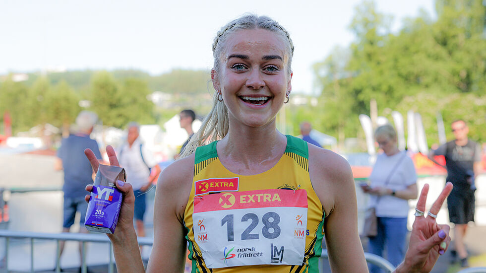 Amalie Sæten var strålende fornøyd med NM-gull på 5000 meter. Om en time skal hun løpe forsøk på 1500 meter. (Foto: Arne Dag Myking)