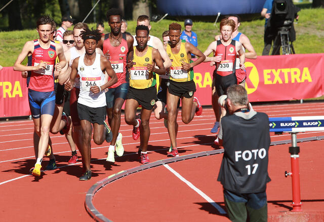 Abdullahi Dahir Rabi satte god fart i flere runder før det stoppet opp. Her tar vinneren, Magnus Tuv Myhre, over uten å sette fa,rt. Fotografen i vanngrava er Samuel Hafsahl, som har tatt de fleste bildene i Kondis sine NM-reportasjer. (Foto: Kjell Vigestad)