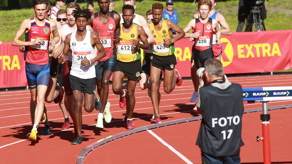 Abdullahi Dahir Rabi satte god fart i flere runder før det stoppet opp. Her tar vinneren, Magnus Tuv Myhre, over uten å sette fa,rt. Fotografen i vanngrava er Samuel Hafsahl, som har tatt de fleste bildene i Kondis sine NM-reportasjer. (Foto: Kjell Vigestad)