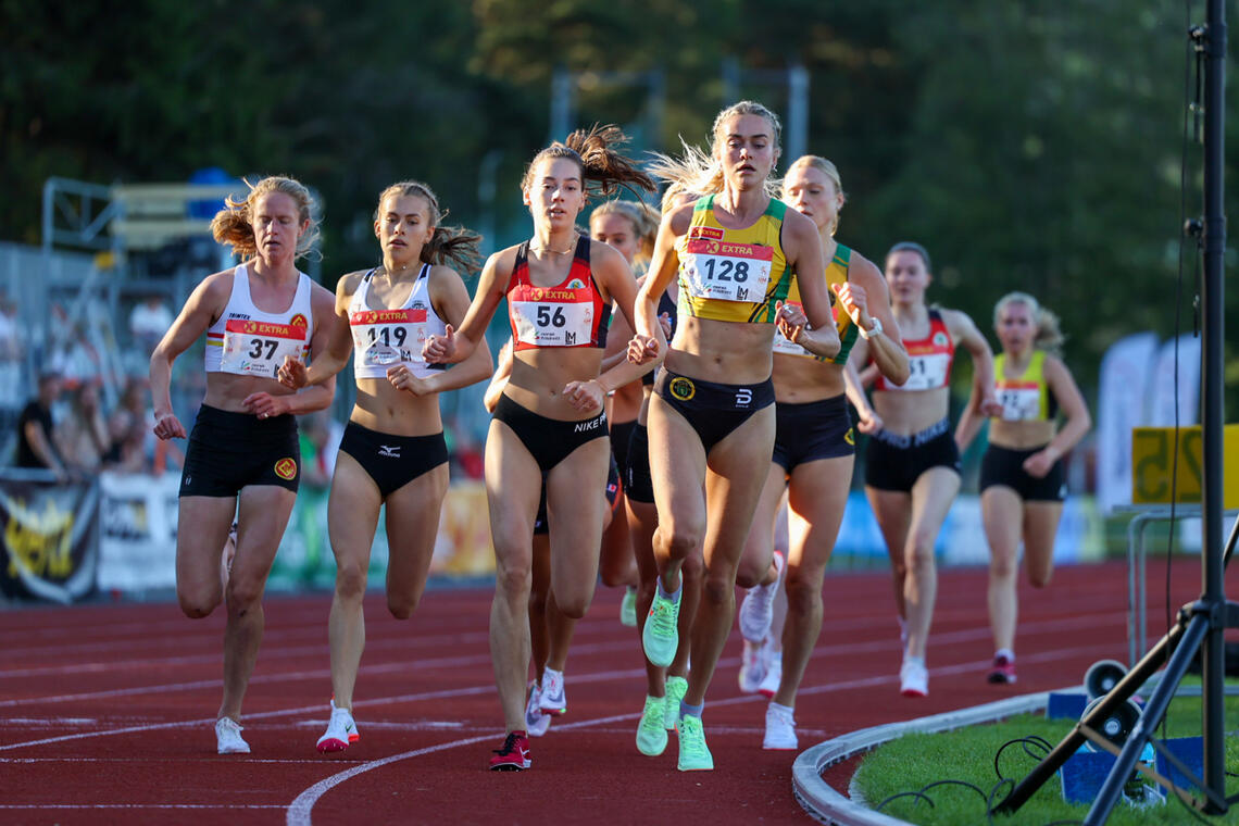 Ingrid Emilsen Kristiansen, Selma Løchen Engdahl, Sara Busic og Amalie Manshaus Sæten løper seg inn til finaleplass. (Alle foto: Samuel Hafsahl)