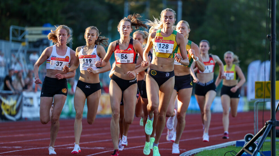 Ingrid Emilsen Kristiansen, Selma Løchen Engdahl, Sara Busic og Amalie Manshaus Sæten løper seg inn til finaleplass. (Alle foto: Samuel Hafsahl)