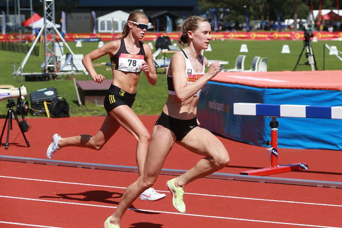 800 m forsøk heat 1: Malin Hoelsveen i bane 2 og Hedda Hynne i bane 3. Begge gikk til finalen. (Foto: Kjell Vigestad)