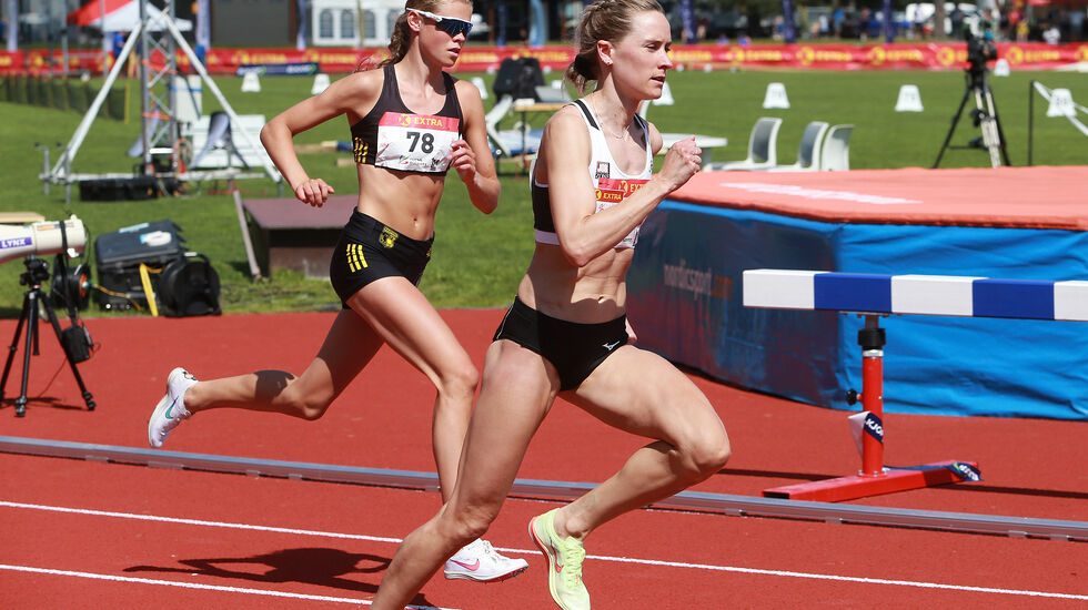 800 m forsøk heat 1: Malin Hoelsveen i bane 2 og Hedda Hynne i bane 3. Begge gikk til finalen. (Foto: Kjell Vigestad)