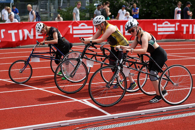 Tre damer klar til start i kvinnenes para-1500 m. (Foto: Samuel Hafsahl)