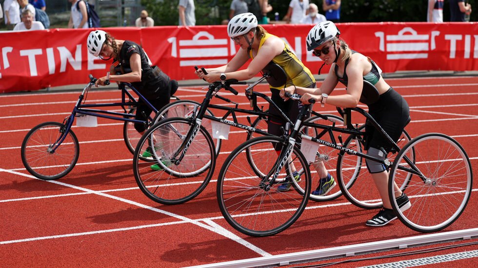 Tre damer klar til start i kvinnenes para-1500 m. (Foto: Samuel Hafsahl)