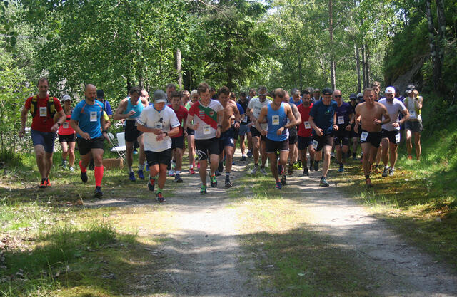Fra starten klokken 13.00 ved Stemmen, 21 km. (Foto: Sverre Larsen)