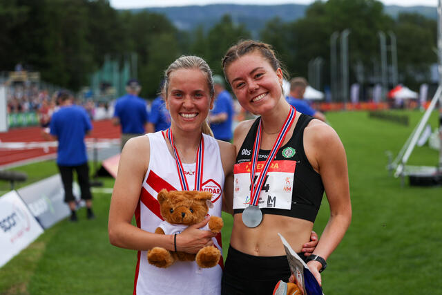 Gull og sølv: Sara Aarsvoll Henriksen (tv) og Vilde Våge Henriksen (th) var klart best på 3000 m hinder i NM. (Foto: Samuel Hafsahl)