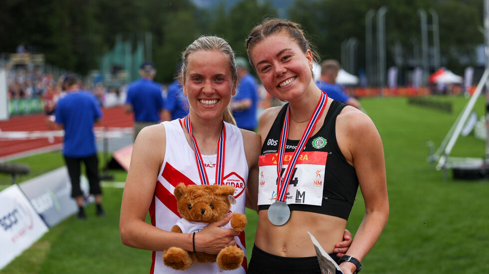 Gull og sølv: Sara Aarsvoll Henriksen (tv) og Vilde Våge Henriksen (th) var klart best på 3000 m hinder i NM. (Foto: Samuel Hafsahl) 