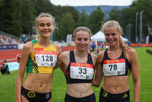 Medaljevinnerne: Amalie Sæten (sølv), Ingeborg Østgård (gull) og Malin Hoelsveen (bronse). Foto: Samuel Hafsahl)