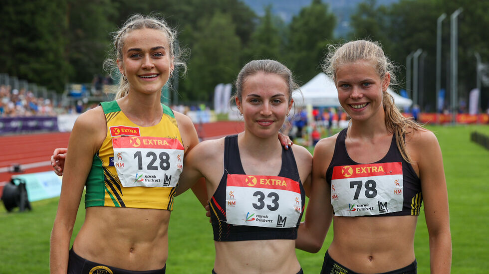 Medaljevinnerne: Amalie Sæten (sølv), Ingeborg Østgård (gull) og Malin Hoelsveen (bronse). Foto: Samuel Hafsahl)