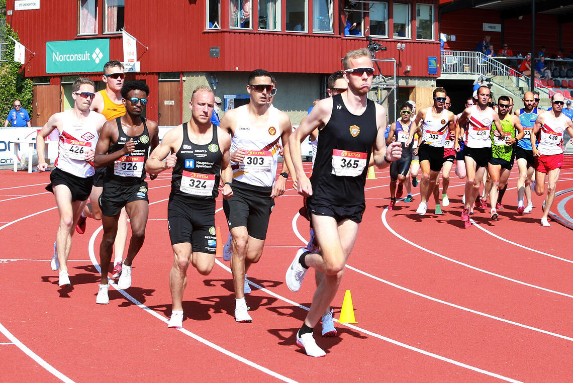 Starten på 10.000 meter i B-heatet med hele 22 menn på startstreken.. (Foto: Kjell Vigestad)