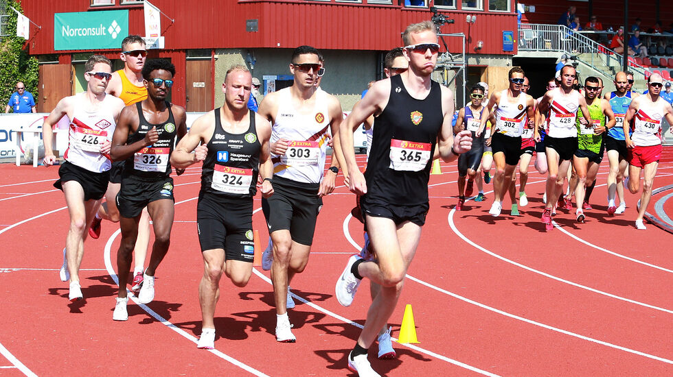 Starten på 10.000 meter i B-heatet med hele 22 menn på startstreken.. (Foto: Kjell Vigestad)