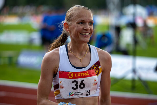 En strålende glad Ine Bakken kan nå kalle seg norgesmester på 10.000 meter. (Alle foto: Samuel Hafsahl)