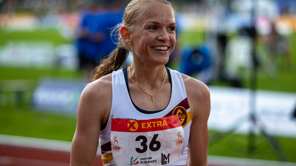 En strålende glad Ine Bakken kan nå kalle seg norgesmester på 10.000 meter. (Alle foto: Samuel Hafsahl)