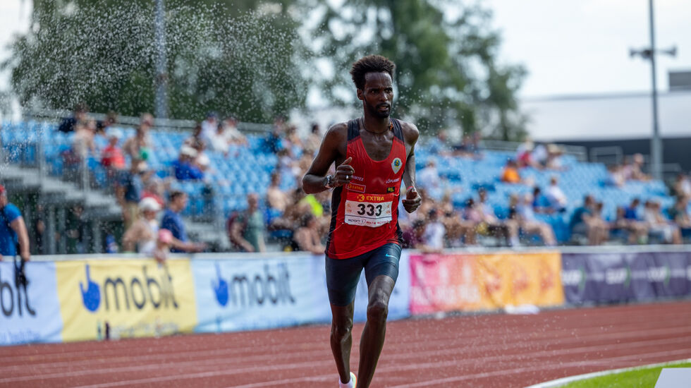 Zerei Mezngi løper gjennom dusjen som skulle hjelpe 10000 m-løperne gjennom 25 runder i heten. (Foto: Samuel Hafsahl)