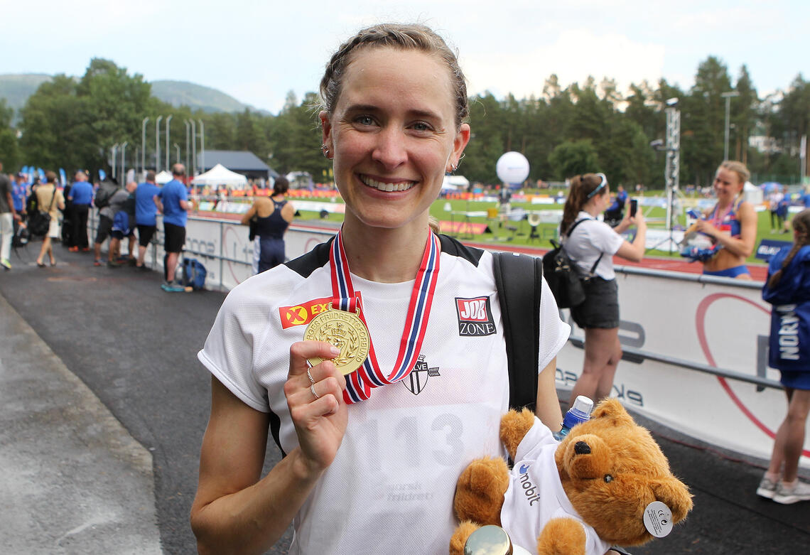 Hedda Hynne med sitt sjette NM-gull på 800 meter. (Foto: Kjell Vigestad)