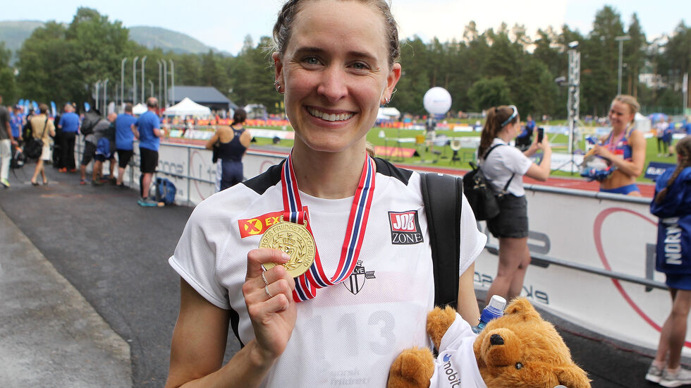 Hedda Hynne med sitt sjette NM-gull på 800 meter. (Foto: Kjell Vigestad)