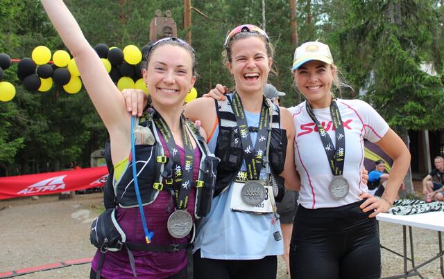 Topp tre kvinner etter en jevn duell. Anna Lovinda Hulbak (3. plass), vinneren Aud Skår og Ida Slorafoss (2. plass) Foto: Håkon Rekstad
