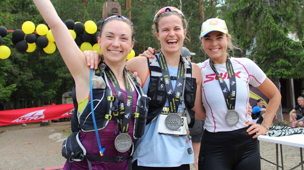 Topp tre kvinner etter en jevn duell. Anna Lovinda Hulbak (3. plass), vinneren Aud Skår og Ida Slorafoss (2. plass) Foto: Håkon Rekstad
