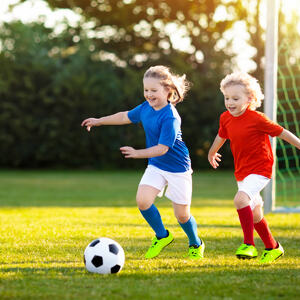 Illustrasjonsbilde av barn som spiller fotball. Foto: Mostphotos.com/Anastasiav