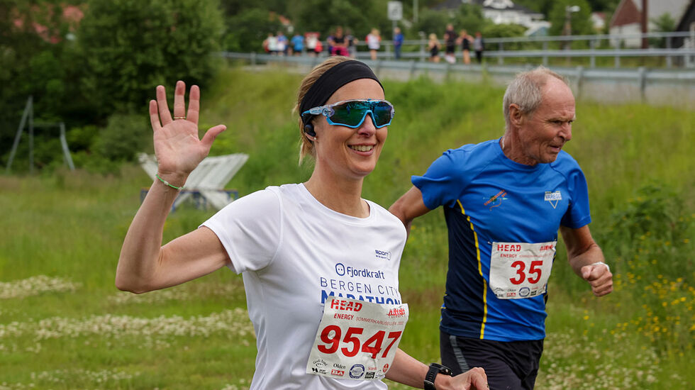 Helen Nilsen tar seg tid til å vinke til deg på vei ut på sin 5 km. (Alle foto: Arne Dag Myking)
