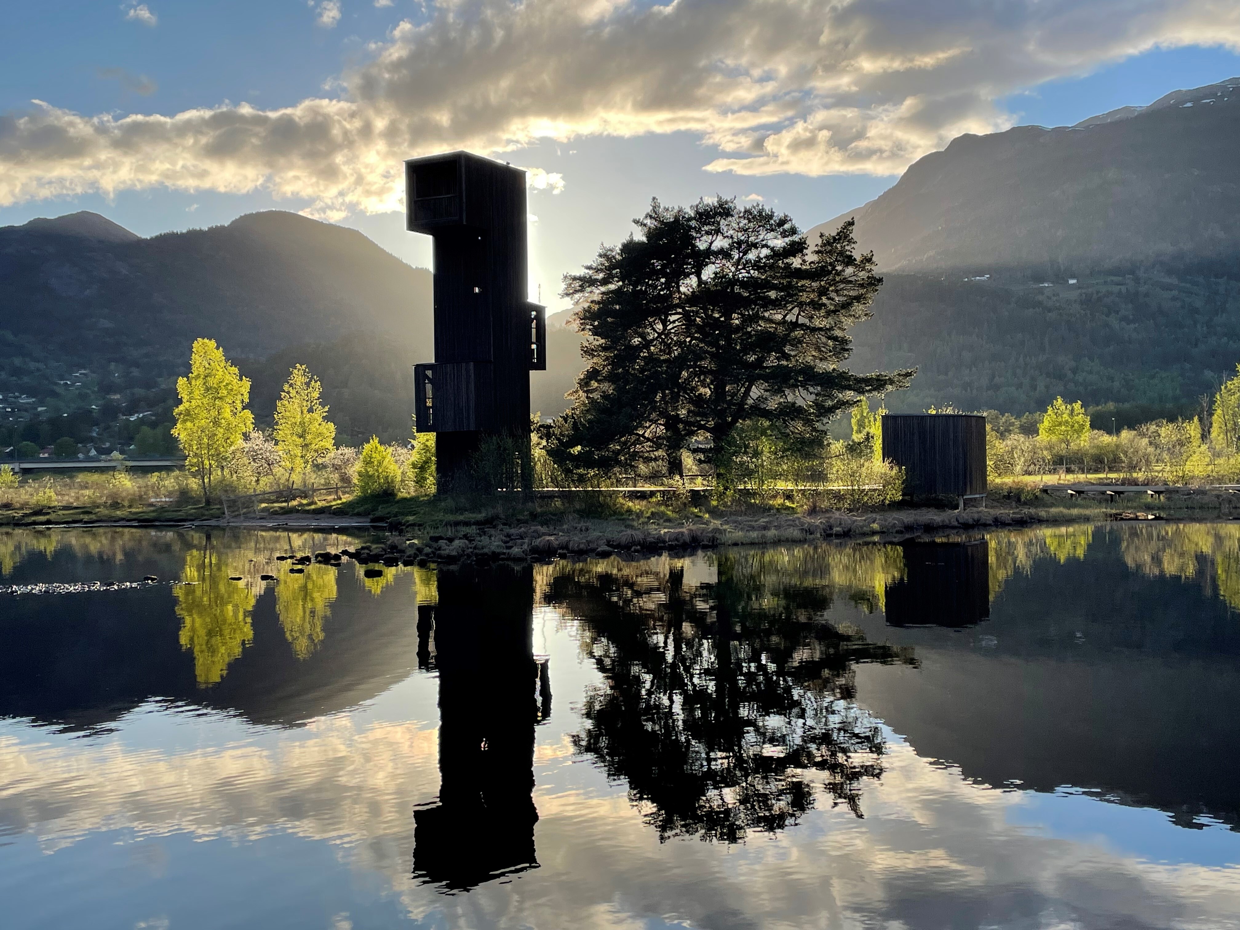 Sjøormtårnet i kveldssol. Foto Seljord kommune