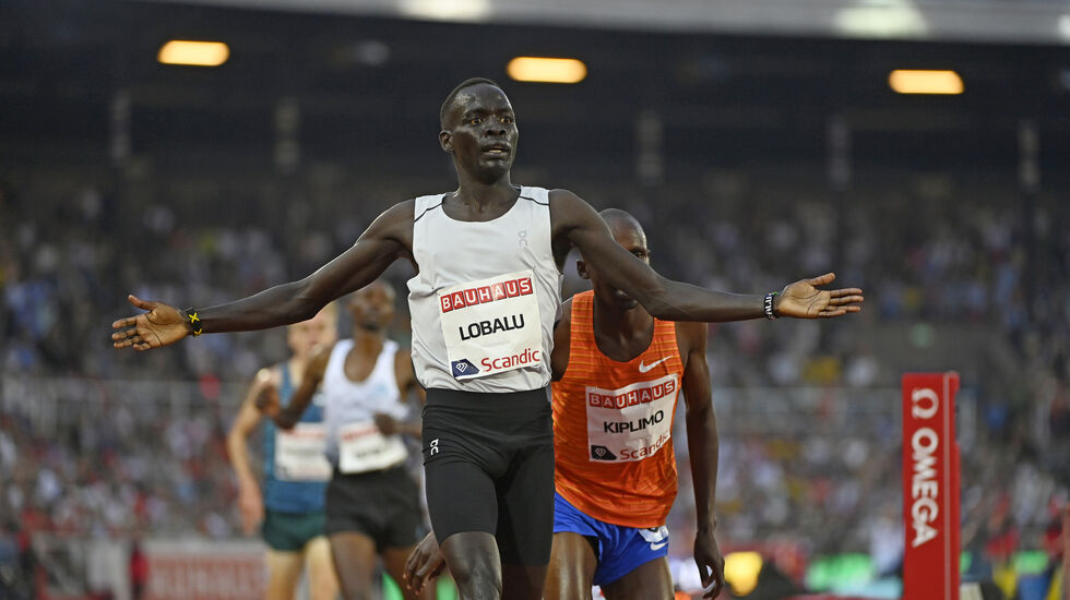 Overraskende vinner: Det var både varmt og blåste en del på Stockholm Stadion onsdag kveld. Favoritten Jacob Kiplimo ledet inn på oppløpet, men måtte gi tapt på de siste meterne for Domnic Lobalu. (Foto: Diamond League AG)