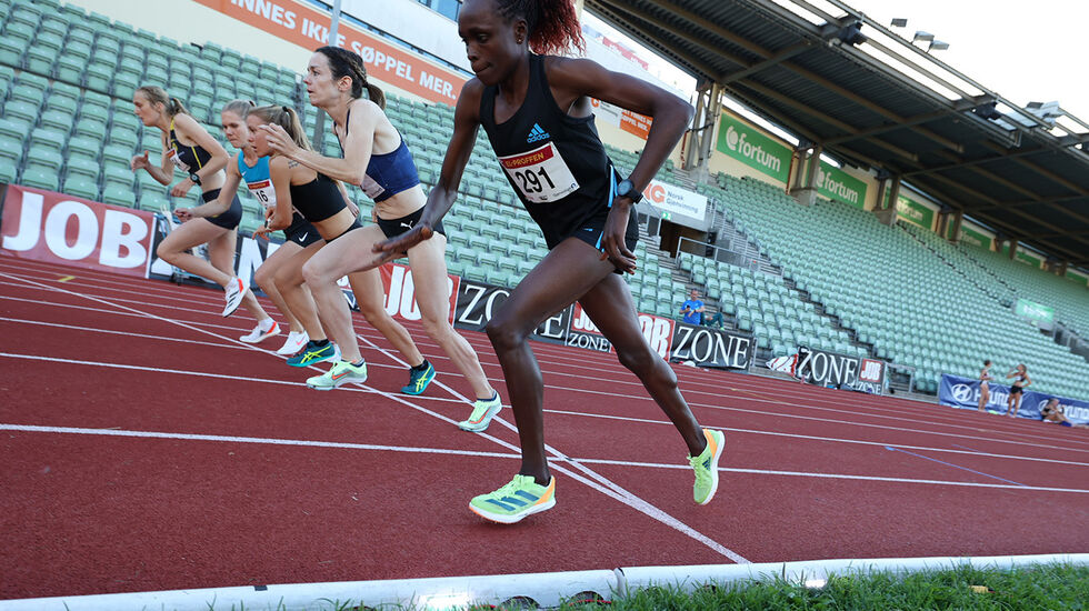 5000 m-feltet var heller lite, og uheldigvis for Katrine Meinert Rød (til venstre) skulle det bli fint lite drahjelp å få. (Foto: Samuel Hafsahl) 