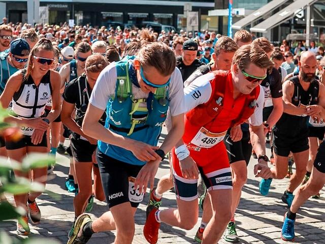 Fra starten på hoveddistansen på 32 km på Svolvær torg lørdag. (Foto: Camilla Haukås Skjeseth)