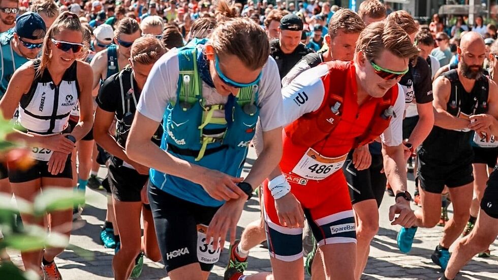Fra starten på hoveddistansen på 32 km på Svolvær torg lørdag. (Foto: Camilla Haukås Skjeseth)