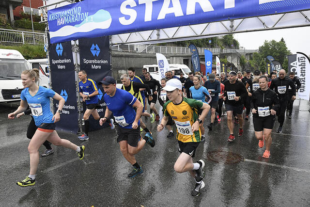 Iver Løvgård Faksvåg drar til fra start på 10 kilometer i Kristiansund.