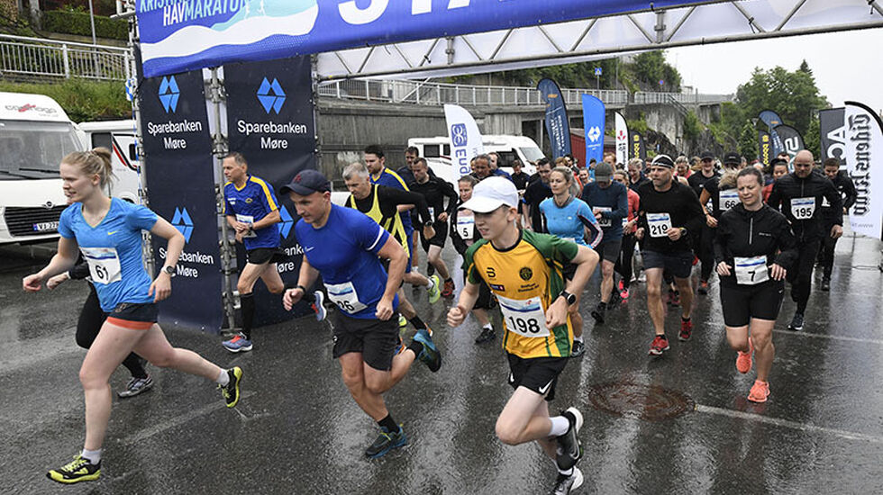 Iver Løvgård Faksvåg drar til fra start på 10 kilometer i Kristiansund.