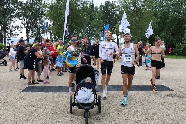 Ankermann Lars Bendic Eide i godt selskap over målstreken for vinnerlaget Svorkmo/NOI. (Foto fra løpets facebookside)
