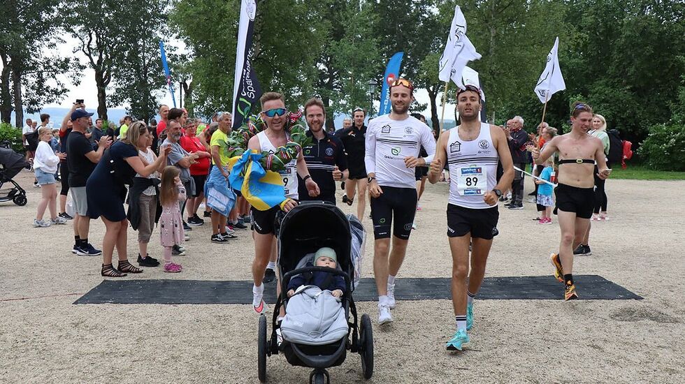 Ankermann Lars Bendic Eide i godt selskap over målstreken for vinnerlaget Svorkmo/NOI. (Foto fra løpets facebookside)