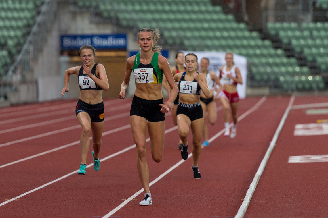 Amalie Sæten (midten) og Ingeborg Østgård (til venstre) ble nummer én og to på 1500 meteren i Karlstad. (Arkivfoto: Samuel Hafsahl) 
