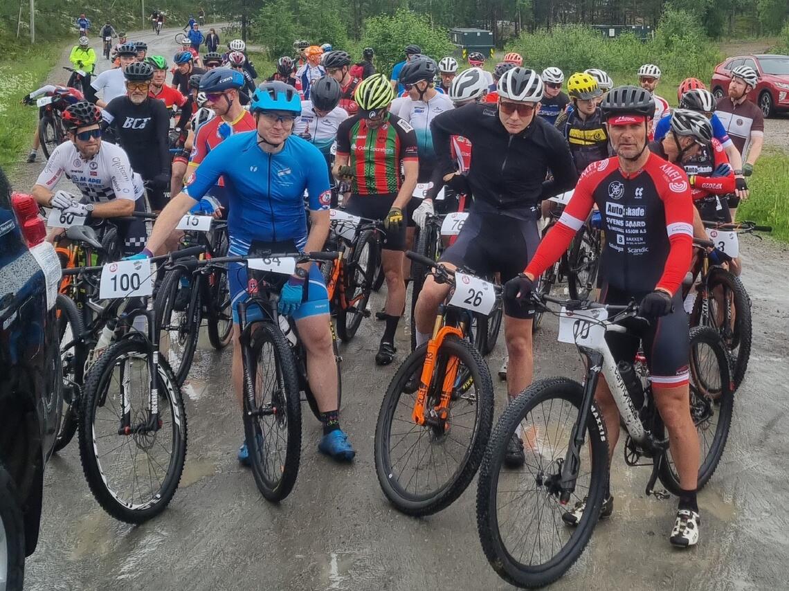 Rittklare syklister rytter i Søre Osen lørdag med arrangørklubbens Erlend Olsen (84), vinneren Martin Røste Omdahl (26) og superveteranen Steffan Hartz Repshus (10) i første rekke. ( Foto: Jan Kristian Haugnæs) 