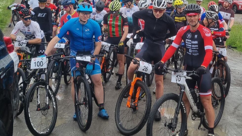 Rittklare syklister rytter i Søre Osen lørdag med arrangørklubbens Erlend Olsen (84), vinneren Martin Røste Omdahl (26) og superveteranen Steffan Hartz Repshus (10) i første rekke. ( Foto: Jan Kristian Haugnæs) 