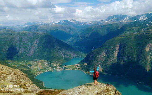 Lustrafjorden Inn går via terrenget, fjell for fjell, bygd for bygd. (Foto: Magne Kvalsøren)