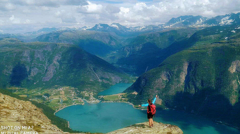 Lustrafjorden Inn går via terrenget, fjell for fjell, bygd for bygd. (Foto: Magne Kvalsøren)
