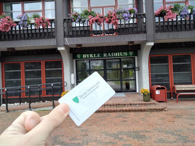 Gratis busskort for fastbuande born og unge i Bykle kommune kan no hentast i Bykle rådhus.
