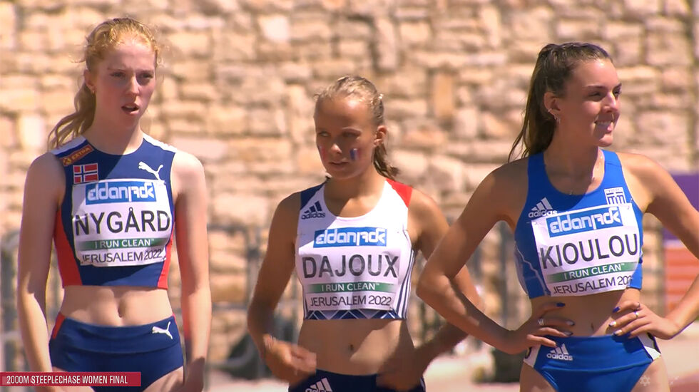 Andrea Nygård Vie var en av 15 som hadde kvalifisert seg for finalen på 2000 m hinder. I mål hadde hun bare 4 jenter foran seg. (Foto: European Athletics' streaming)