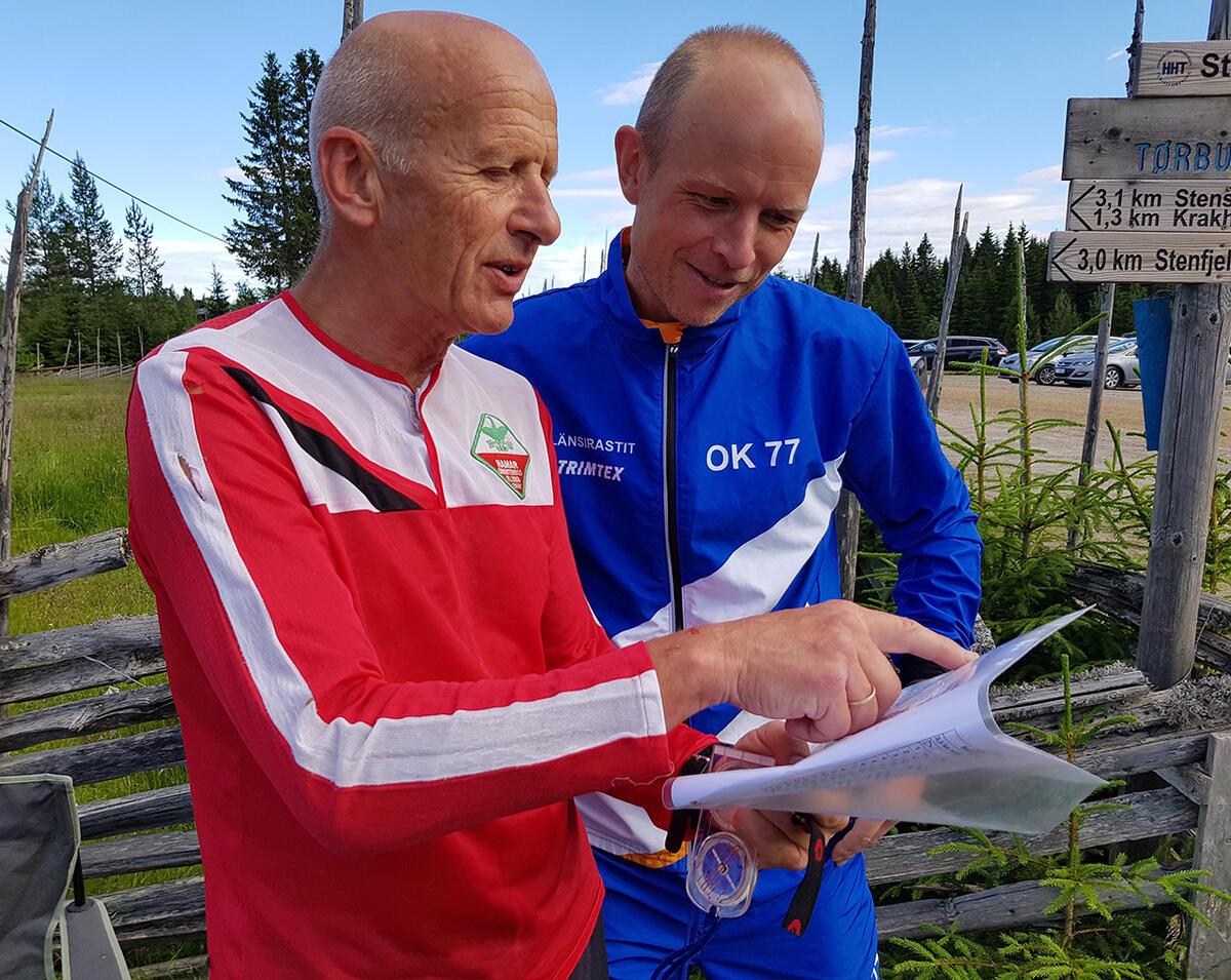 Far-og-soenn-Beitnes-diskuterer-kveldens-loeype