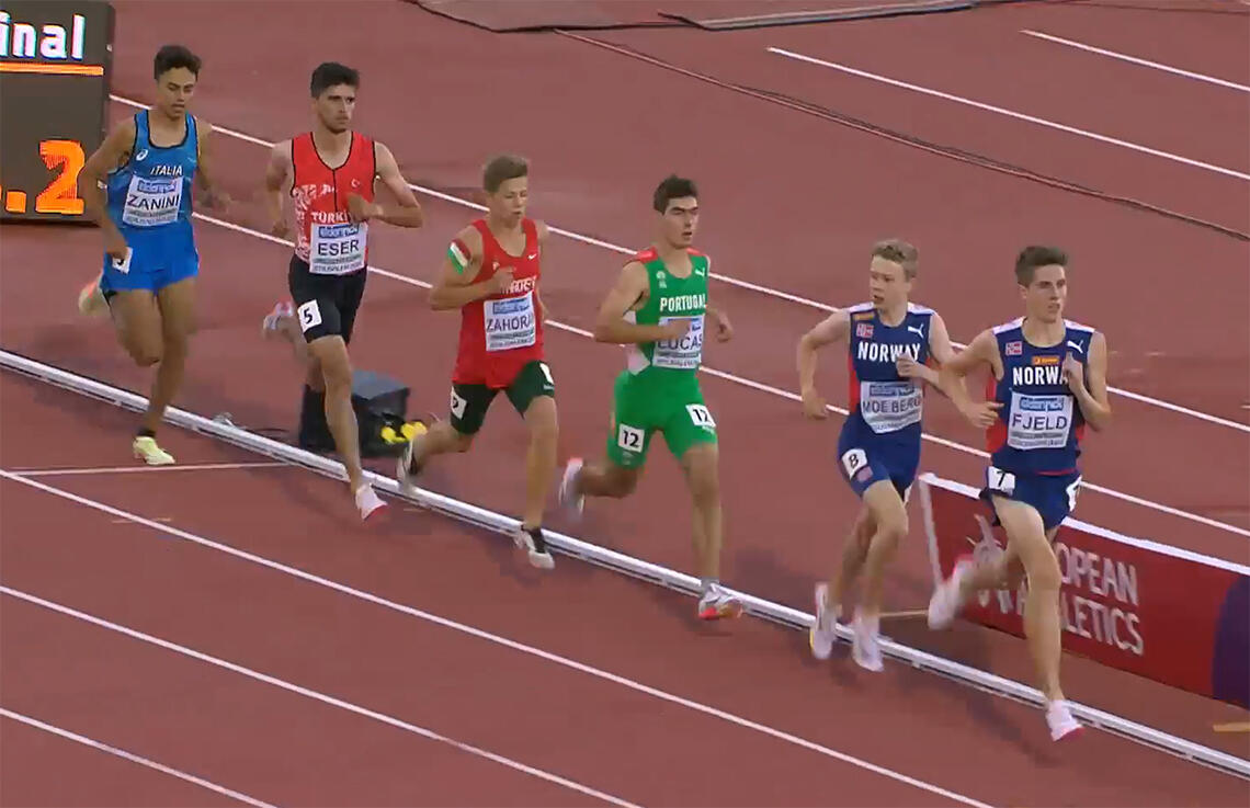 Andreas Fjeld Halvorsen satte fart på feltet fra start av og fikk følge av lagkamerat Håkon Moe Berge. (Foto: European Athletics' streaming)