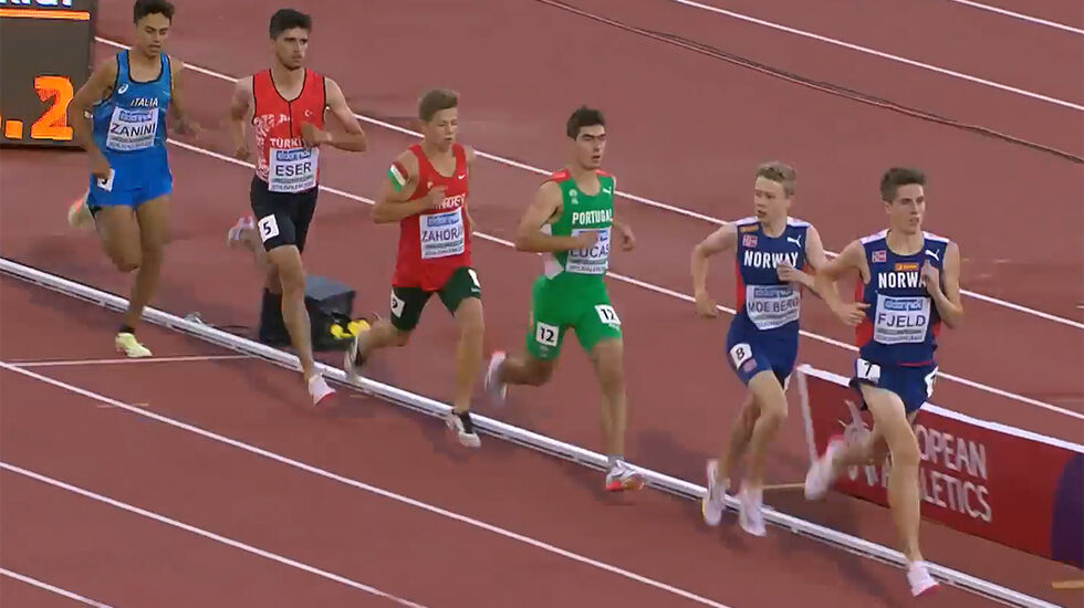 Andreas Fjeld Halvorsen satte fart på feltet fra start av og fikk følge av lagkamerat Håkon Moe Berge. (Foto: European Athletics' streaming)