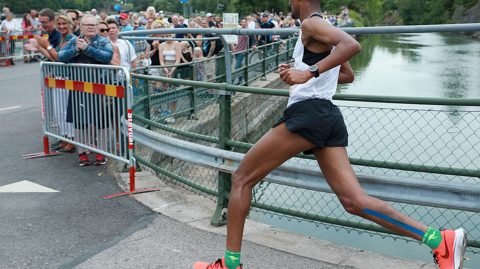 Folkefest: Senay Fissehatsion runder siste sving og får jubel fra tettpakkede rekker med publikum på de siste 400 m til mål. (Foto: Kjell Vigestad)